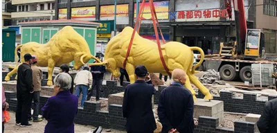 Lasikuitu valmistettu hevosveistos