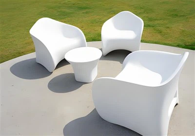 Valkoinen hartsipöytä ja tuoli